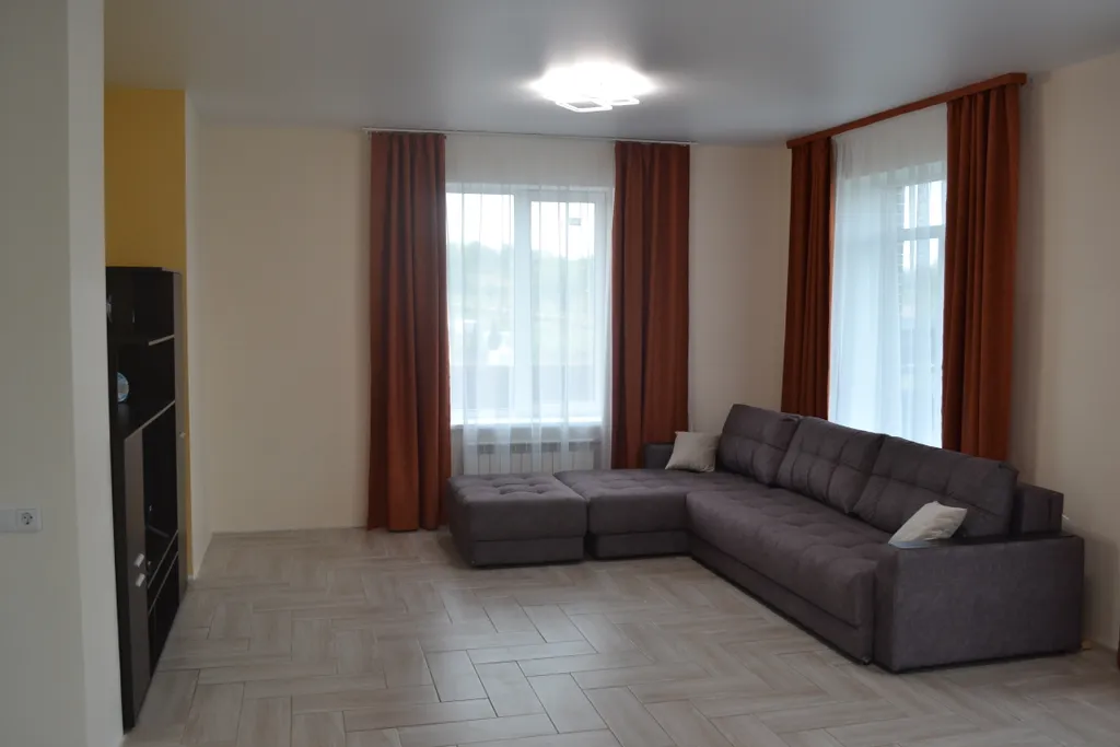 Уютный дом с зеленой лужайкой