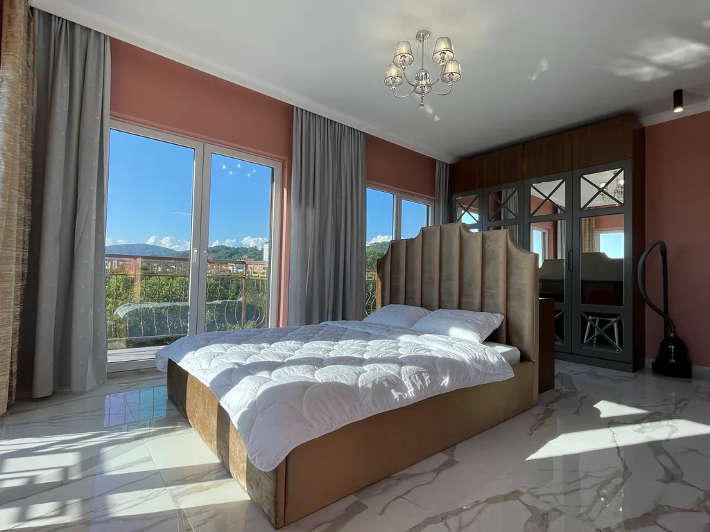 3-комнатная квартира рядом с морем, панорамные окна с видом на море