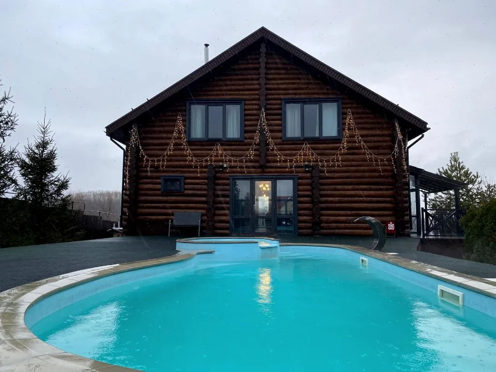 Большой дом с баней, бассейном и видом на озеро