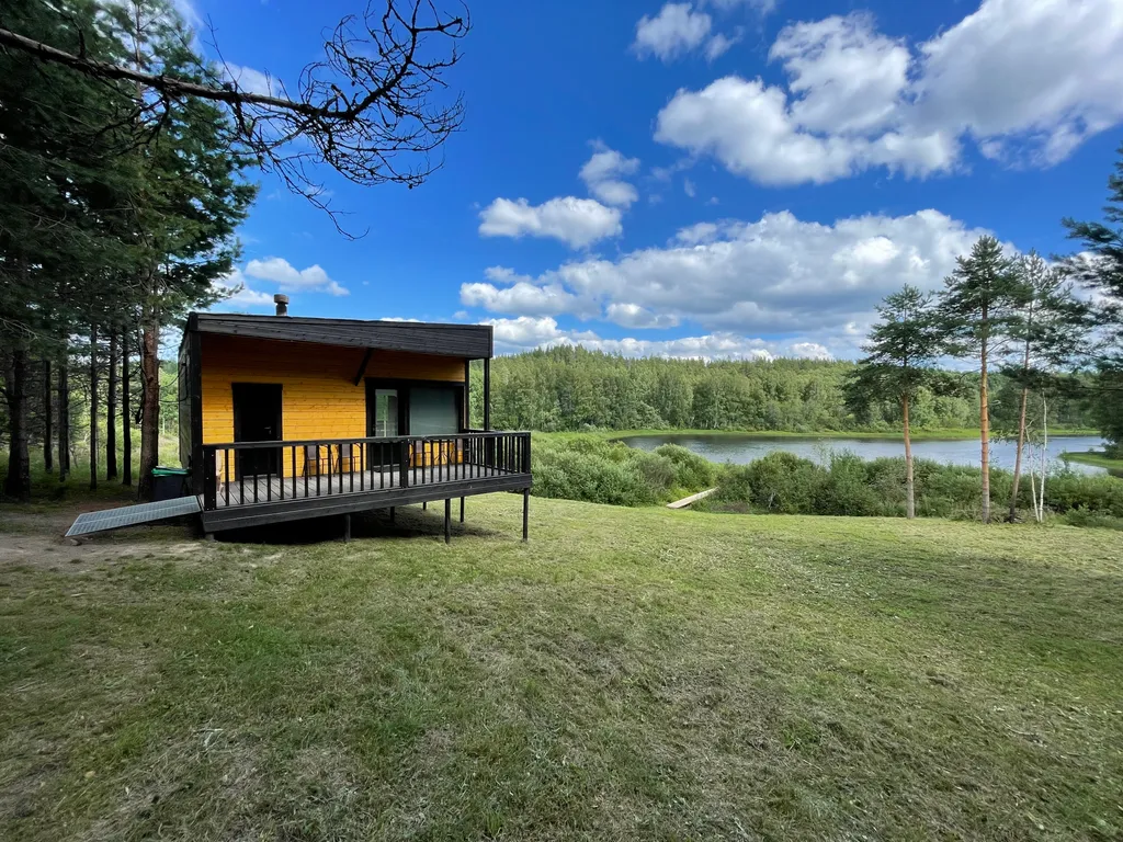 Домик в диком лесу на берегу реки