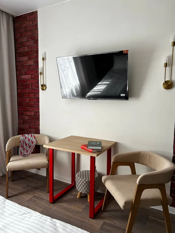 Комната постояльца с видом на центральную площадь