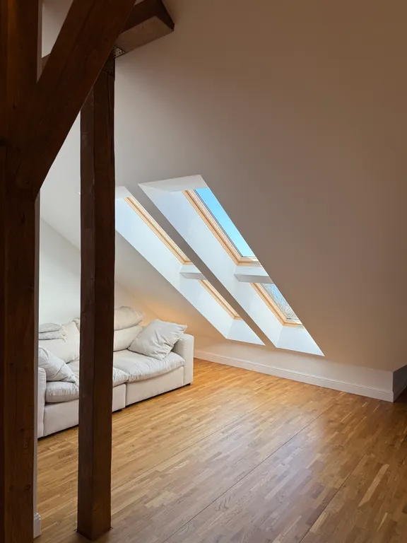 Лофт - мансарда с фронтальным видом на море