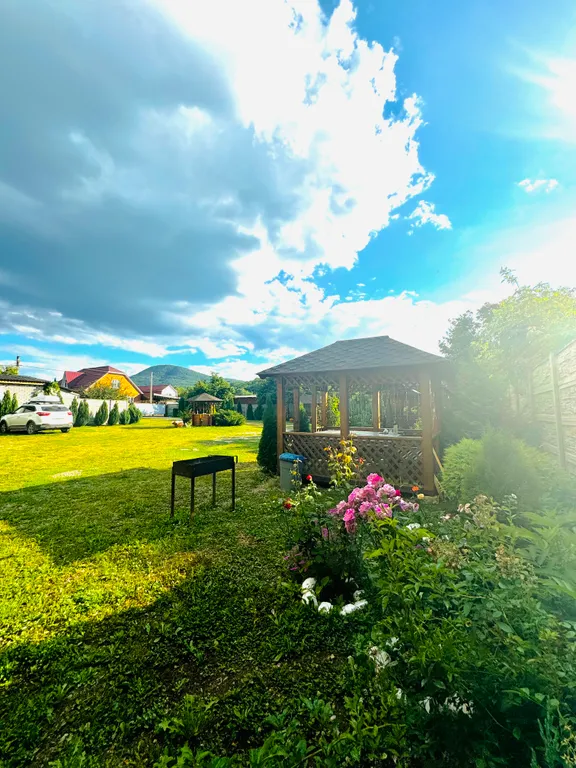 Трехместный номер с балконом, с видом на горы