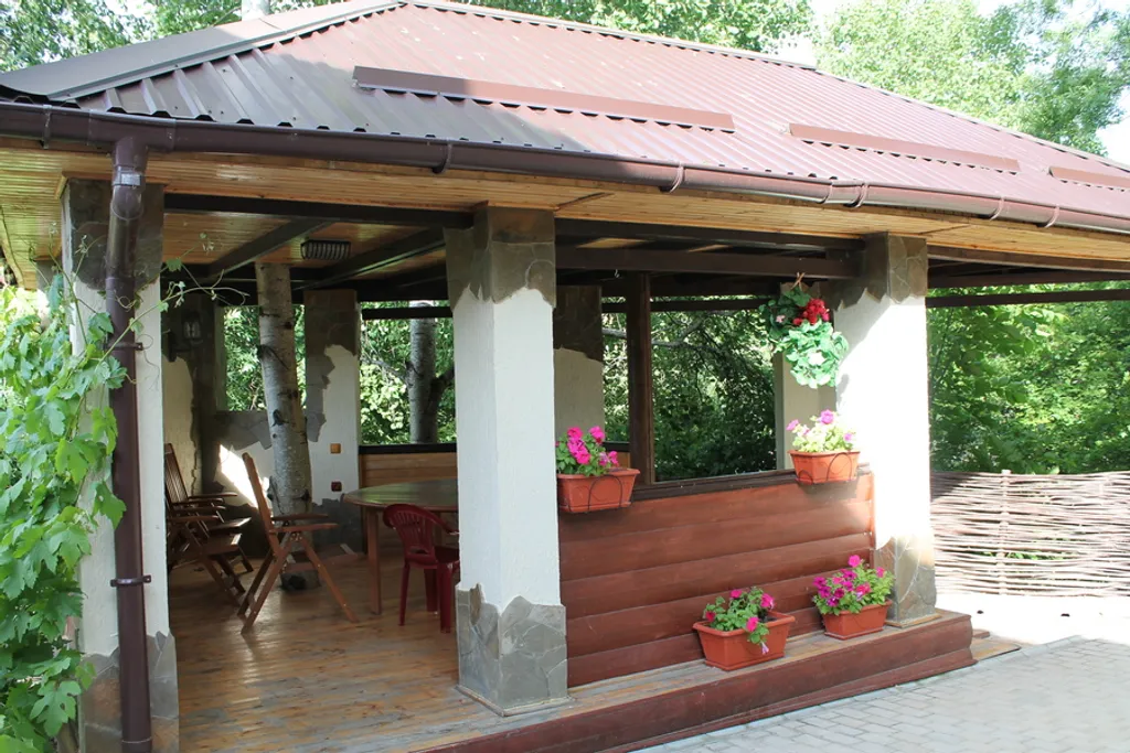 Деревянный коттедж с озером в горах