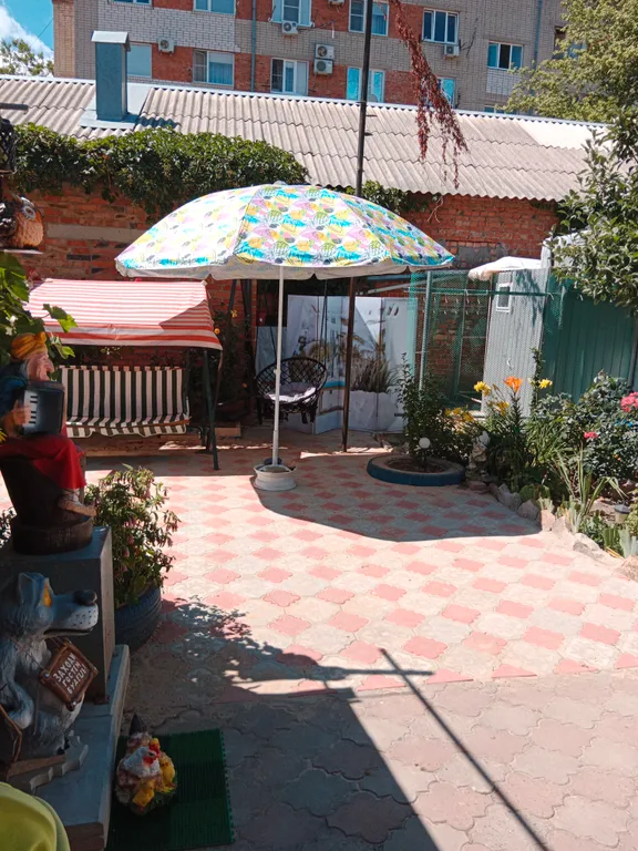 Уютная комната-студия в центре города с цветущим двориком с фонтанчиками