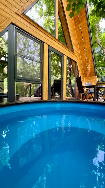 Дом с видом на лес рядом с горной рекой