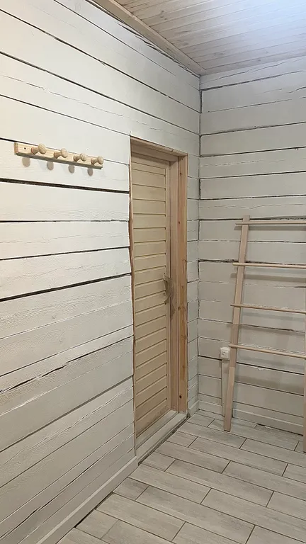 Дом, баня, чан и бассейном во дворе