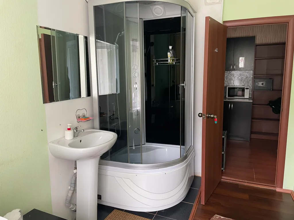 Комната со своим санузлом в апартаментах