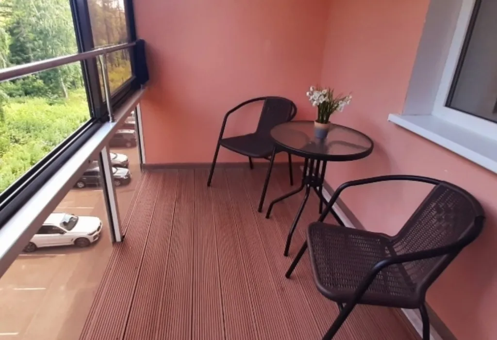 Уютная студия с видом на лес