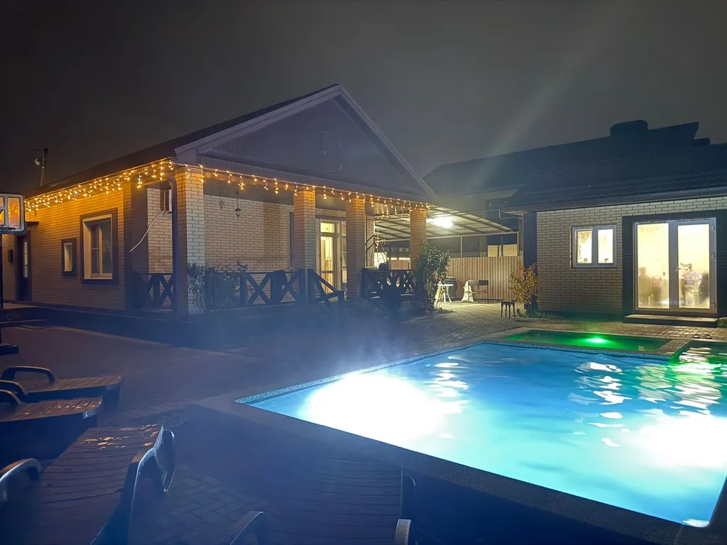 Уютный дом с теплым бассейном у термальных источников и аквапарка