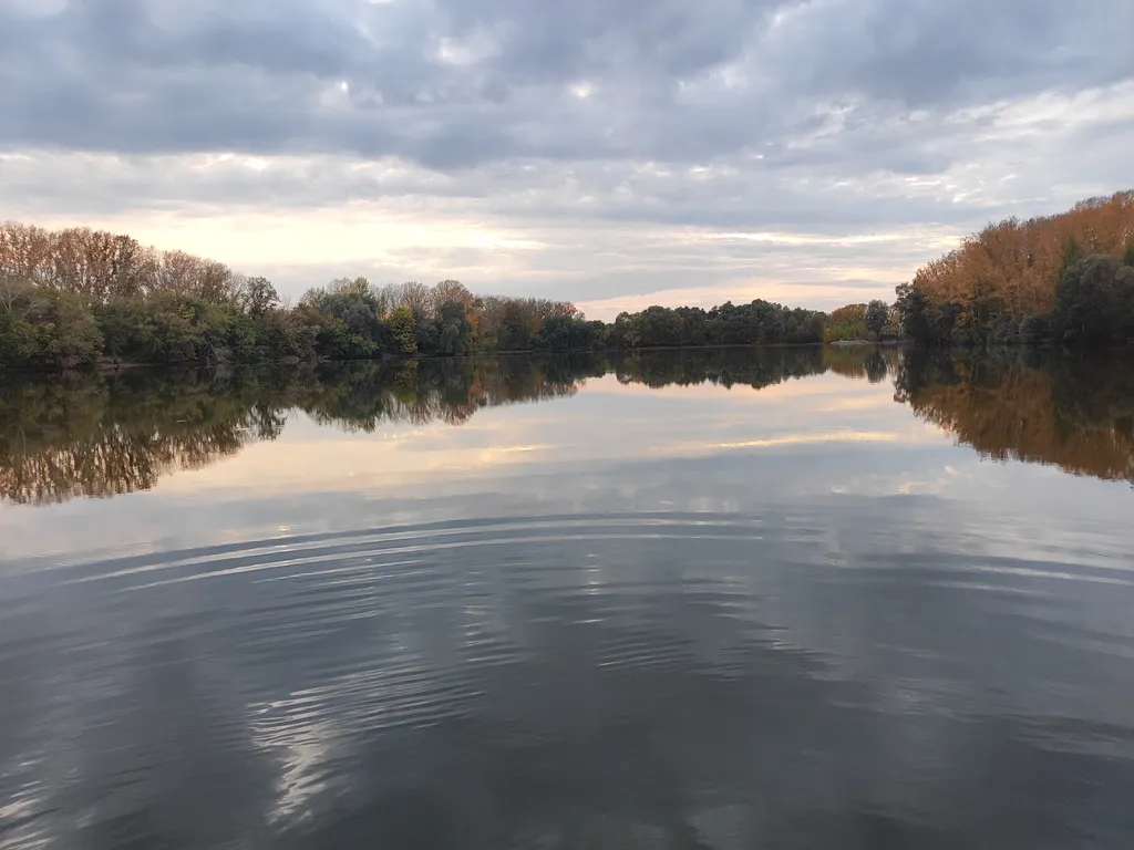 Уютный домик на берегу озера