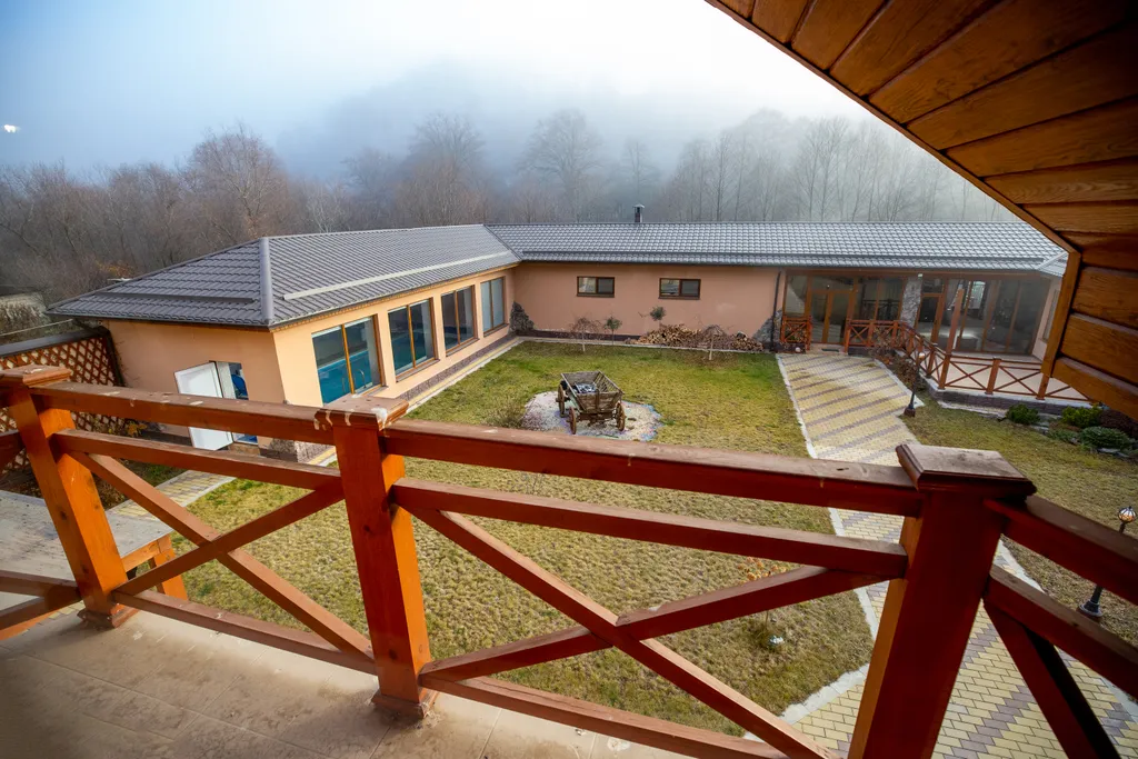 Загородный дом с бассейном и зоной отдыха