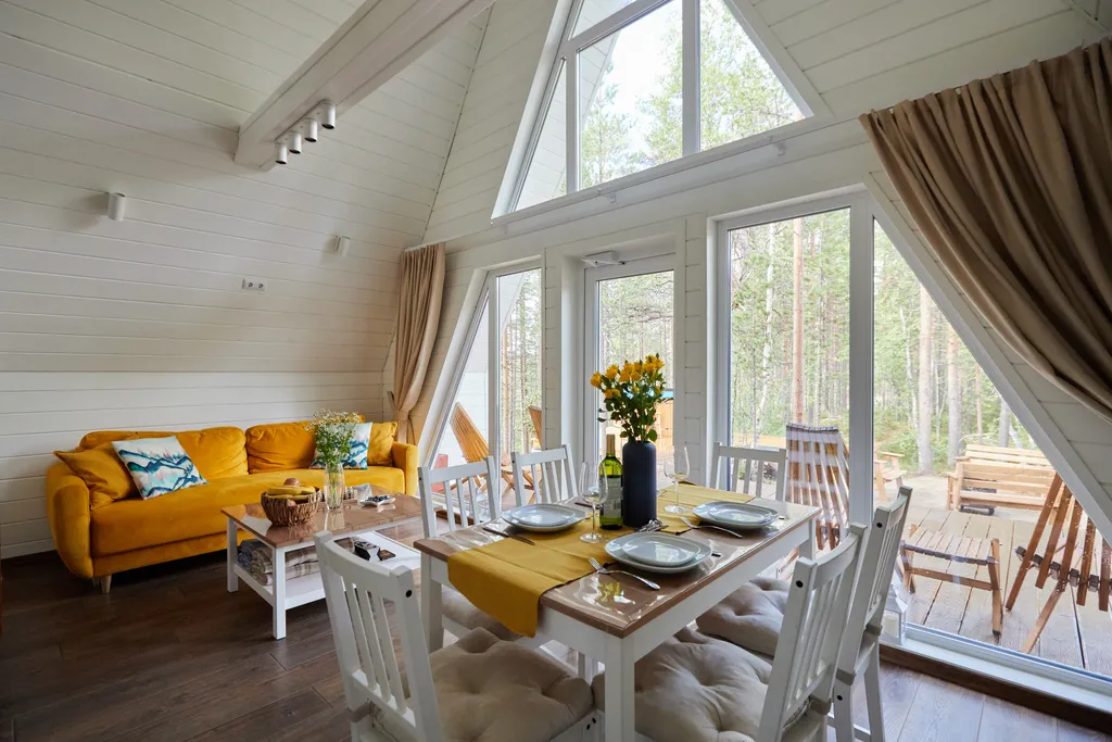 Современный дом в сосновом лесу