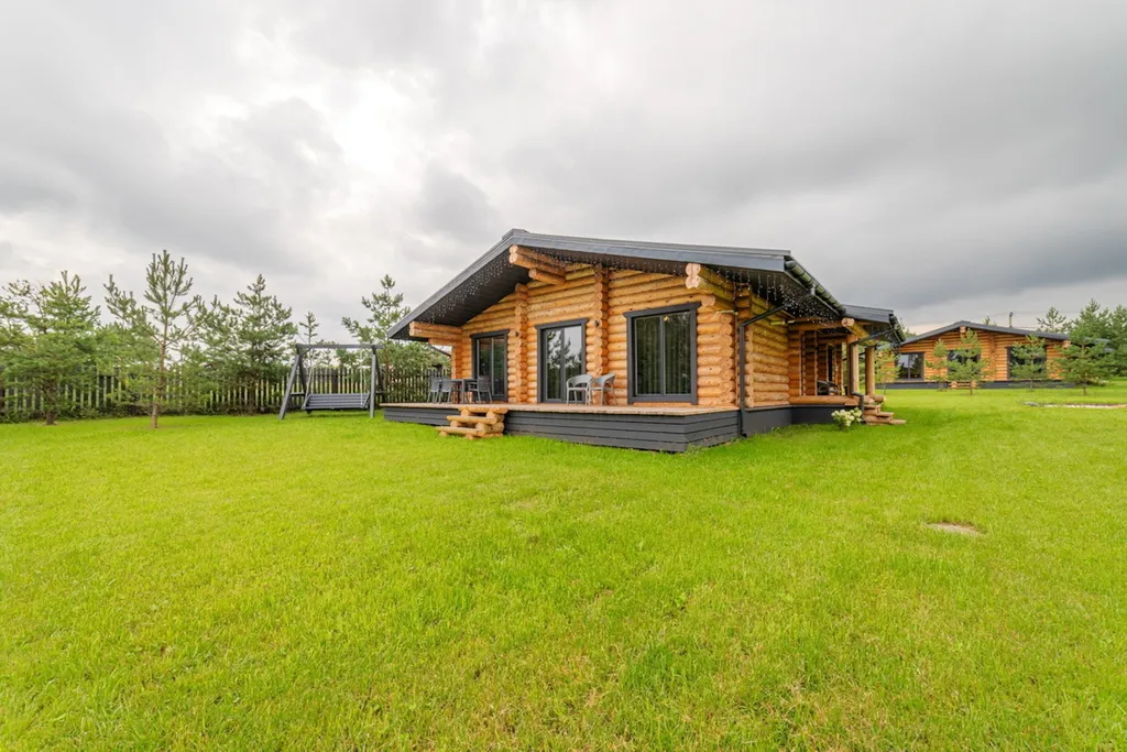 Дом на берегу большого озера