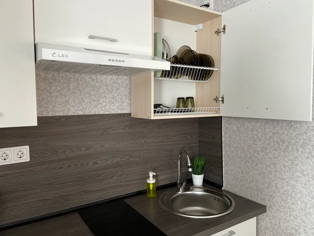 Светлая студия с двориком и парковкой