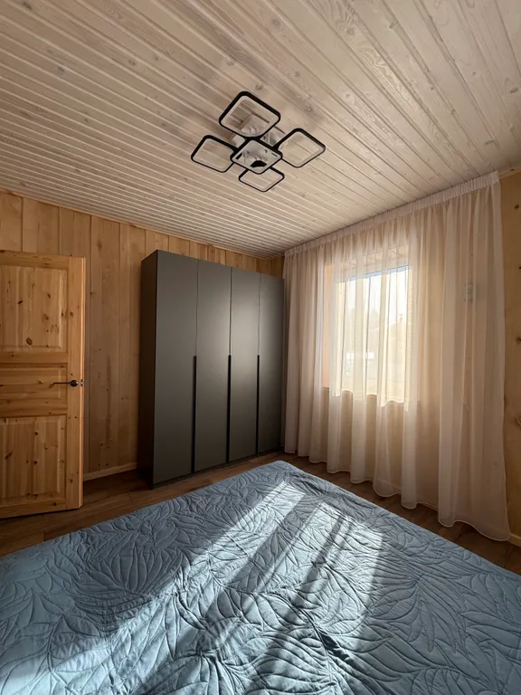 Большой дом у озера