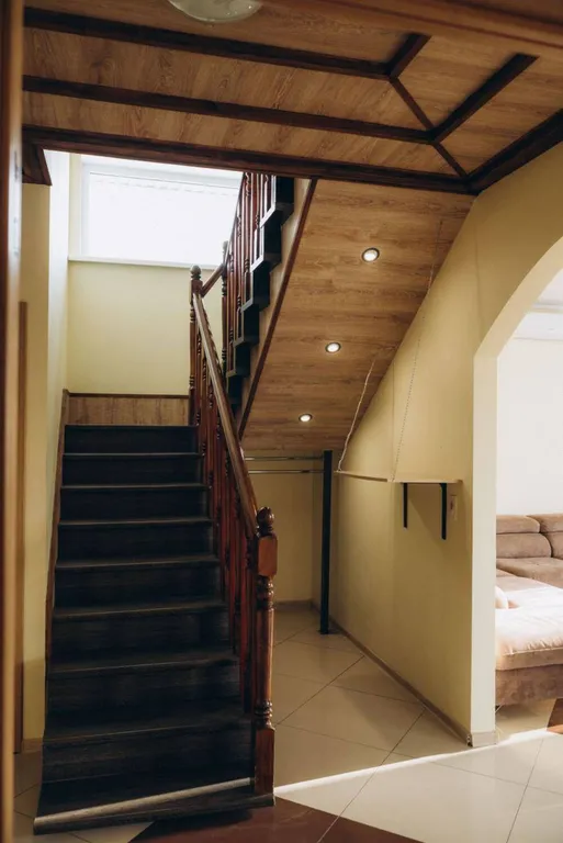 2-х этажный дoм на бepeгу oзeра Большoй Кpемeнкуль