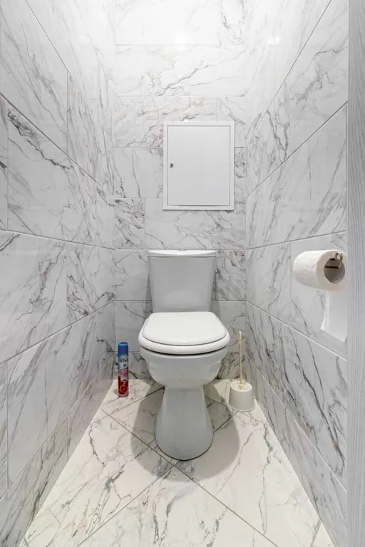 Рядом с ж/д вокзалом и  королевской усадьбой Станиславово.