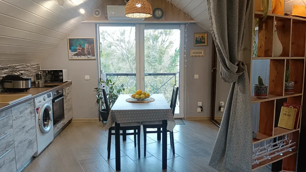 Квартира Уютный этаж в доме с видом на горы в 3 км от пляжа Дюрсо — аренда посуточно в Абрау-Дюрсо