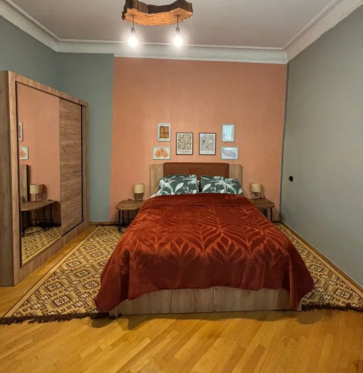 Винтажная квартира с камином в центральном районе Тбилиси, Чугурети