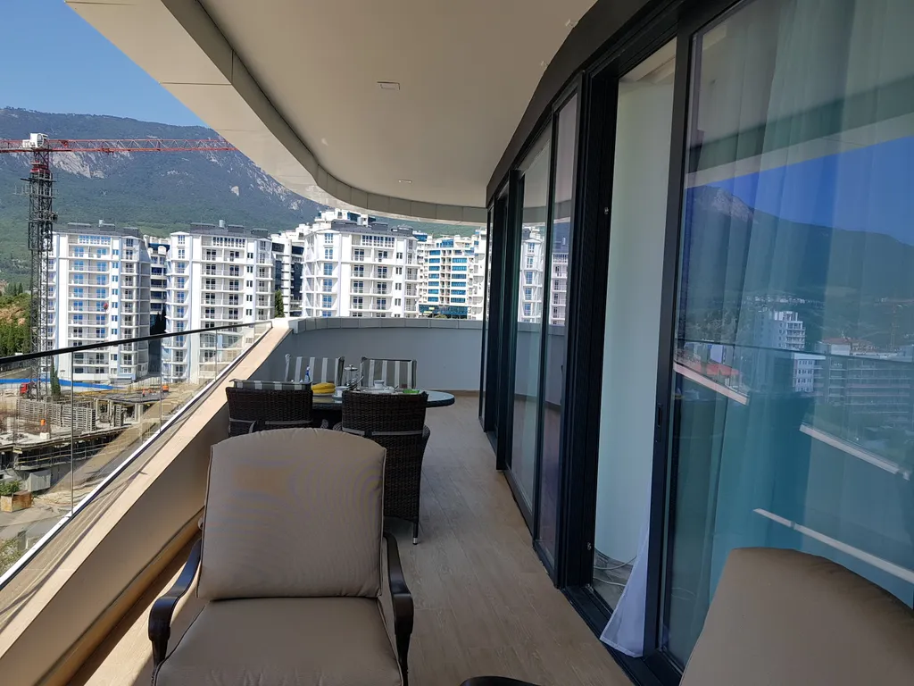 Квартира с панорамным видом на море и горы на юбк