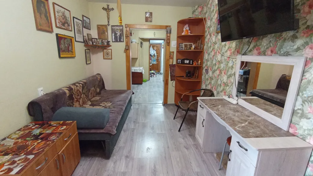 Дом вдоль аллеи