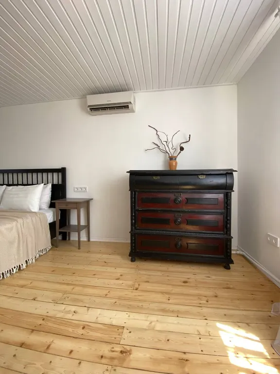 Загородный дом с садом и бассейном