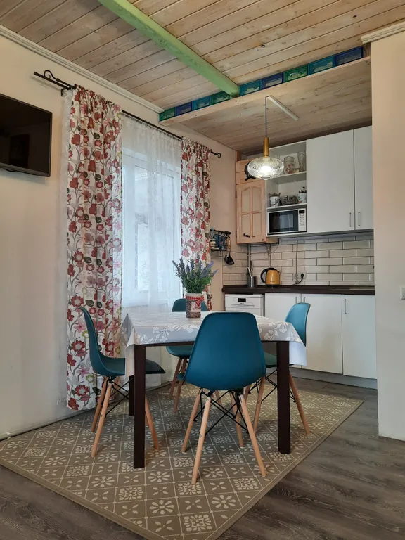 Милый домик в стиле прованс с камином, горячей купелью, баней, бассейном