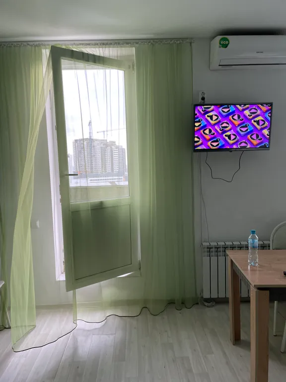 Шикарная студия с выходом на собственную крышу с садовой мебелью