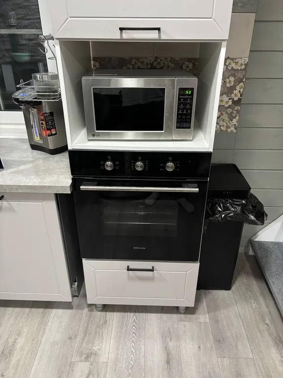 Уютный дом с беседкой на берегу озера