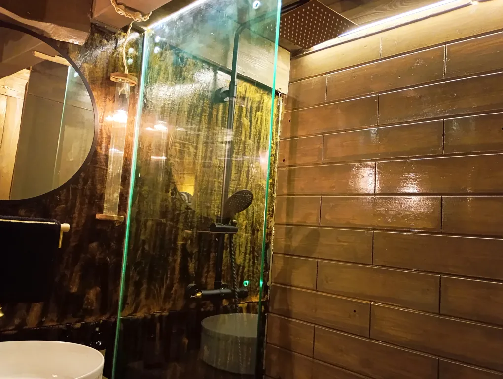 Изба с уютом детства, деревенский дом с баней и русским бытом