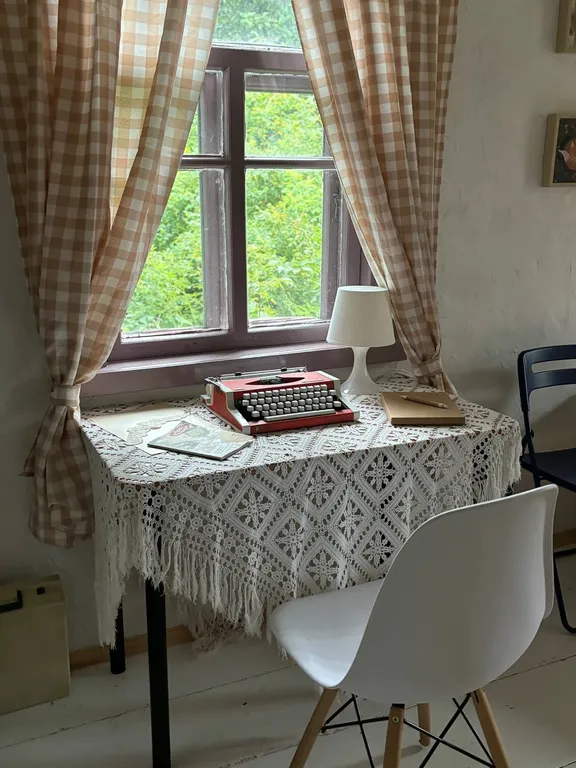 Деревенский домик в лесу