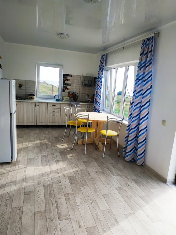 Уютный дом с кухней, на берегу моря