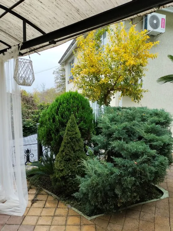 Уютный дом для большой семьи или компании в окружение сада