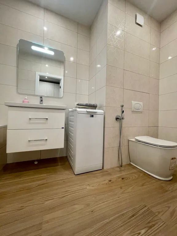 Новая квартира с кроватью возле панорамного окна, высокий этаж