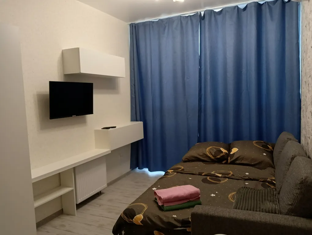 Уютная, светлая студия с панорамными окнами