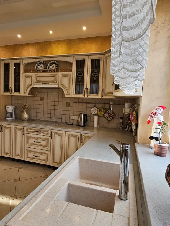 Уютный новый 3 этажный 10-комнатный гостeвoй дом с баней и прудом