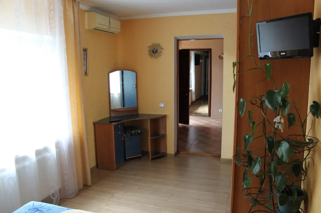 Частный дом с отдельным  двором