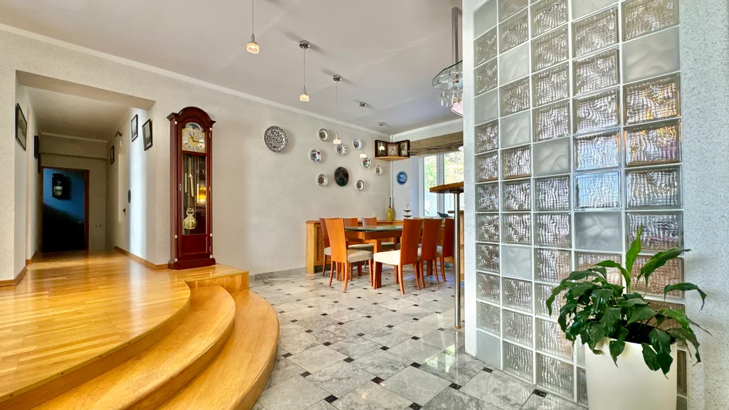 Дом у моря с личным парком, бассейном и сауной