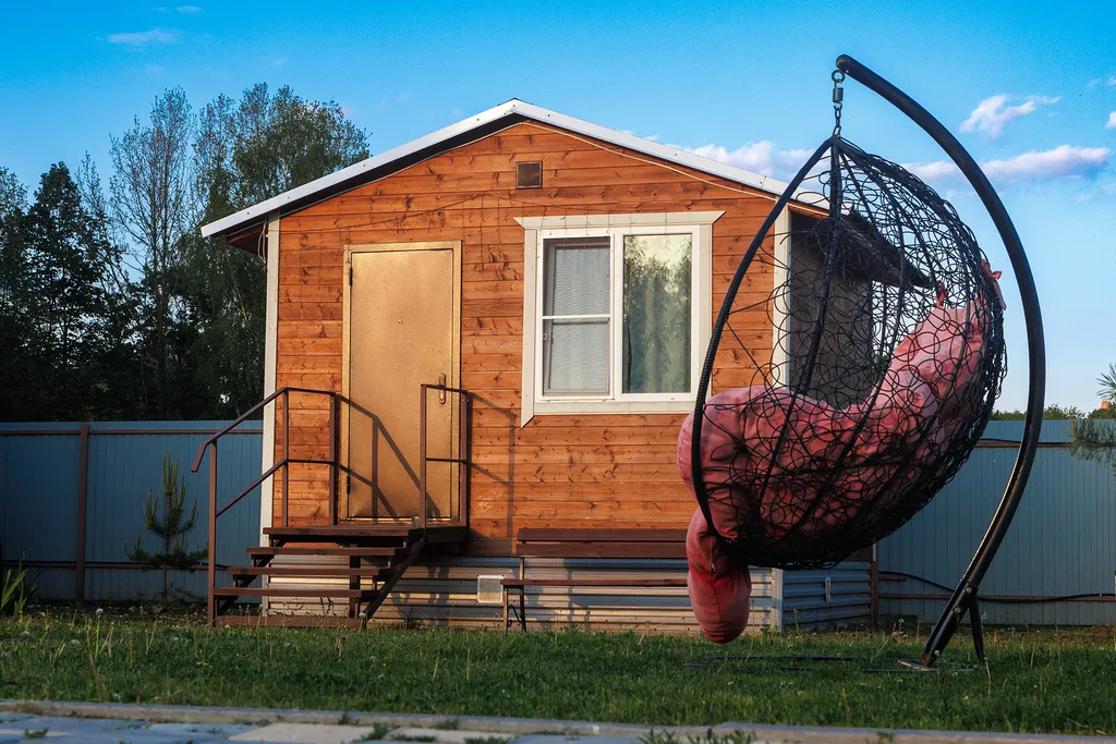 Домик на берегу пруда для трёх человек