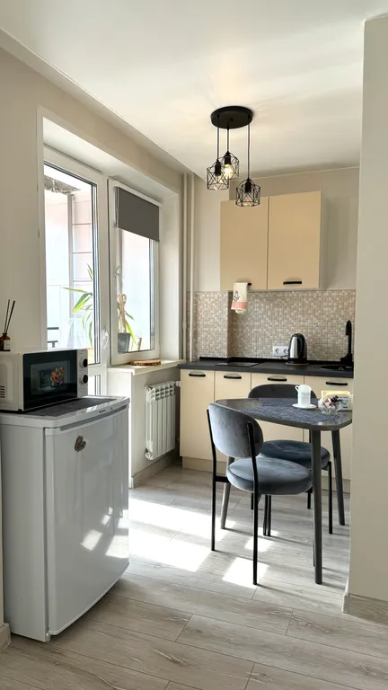 Стильная студия с видом на лес