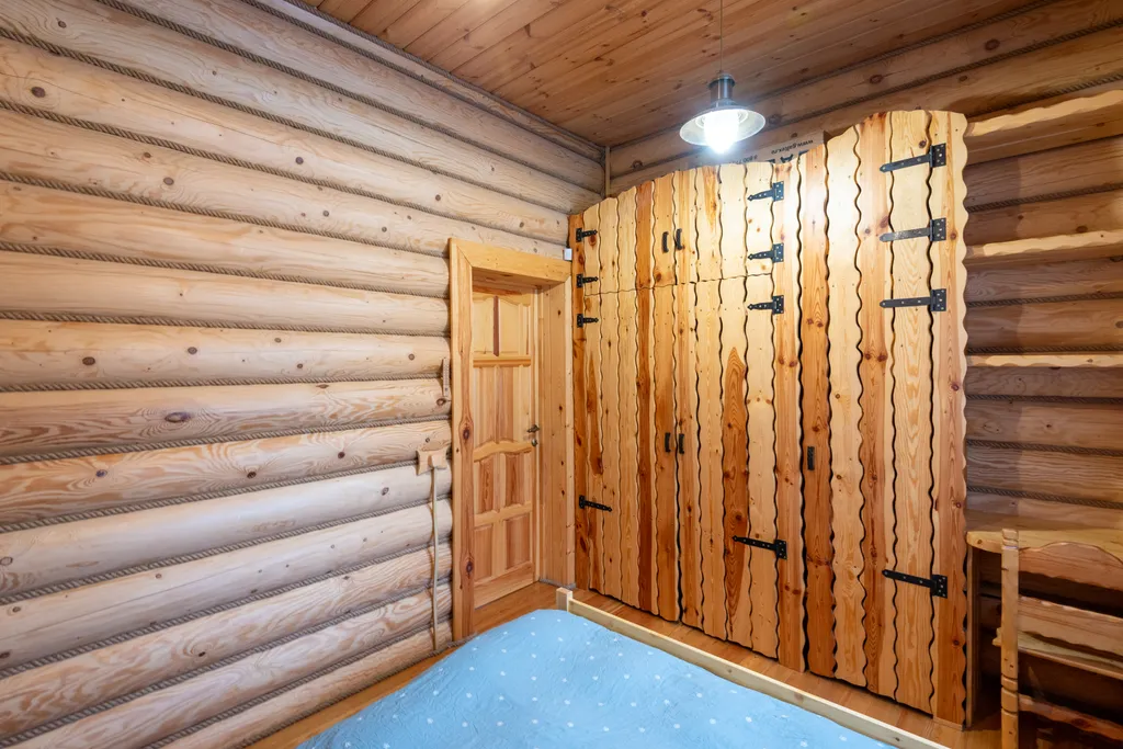 Большой деревянный коттедж рядом с озером и лесом