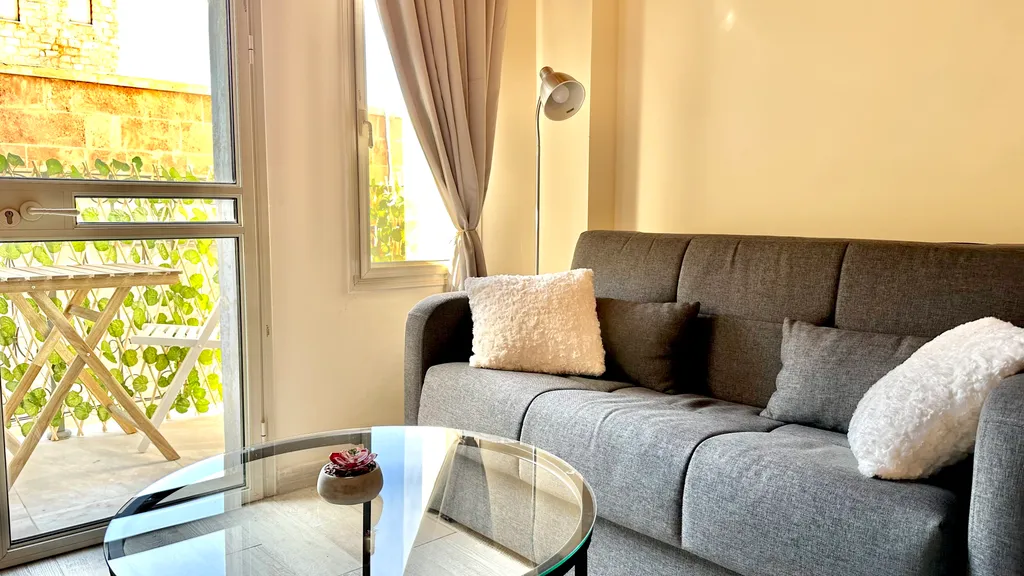 Крутые апартаменты с балконом рядом с Парижской площадью