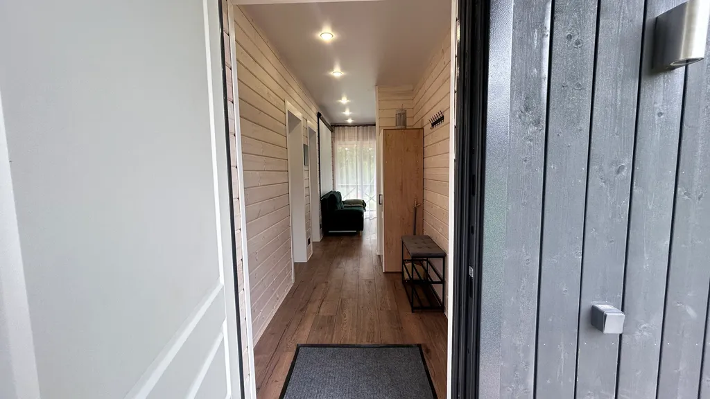 Дом с видом на сосновый лес возле Игоры Драйв с уютной зоной кострища