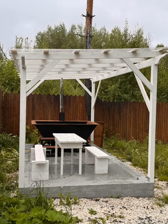 Уютный дом в черте города в окружении леса