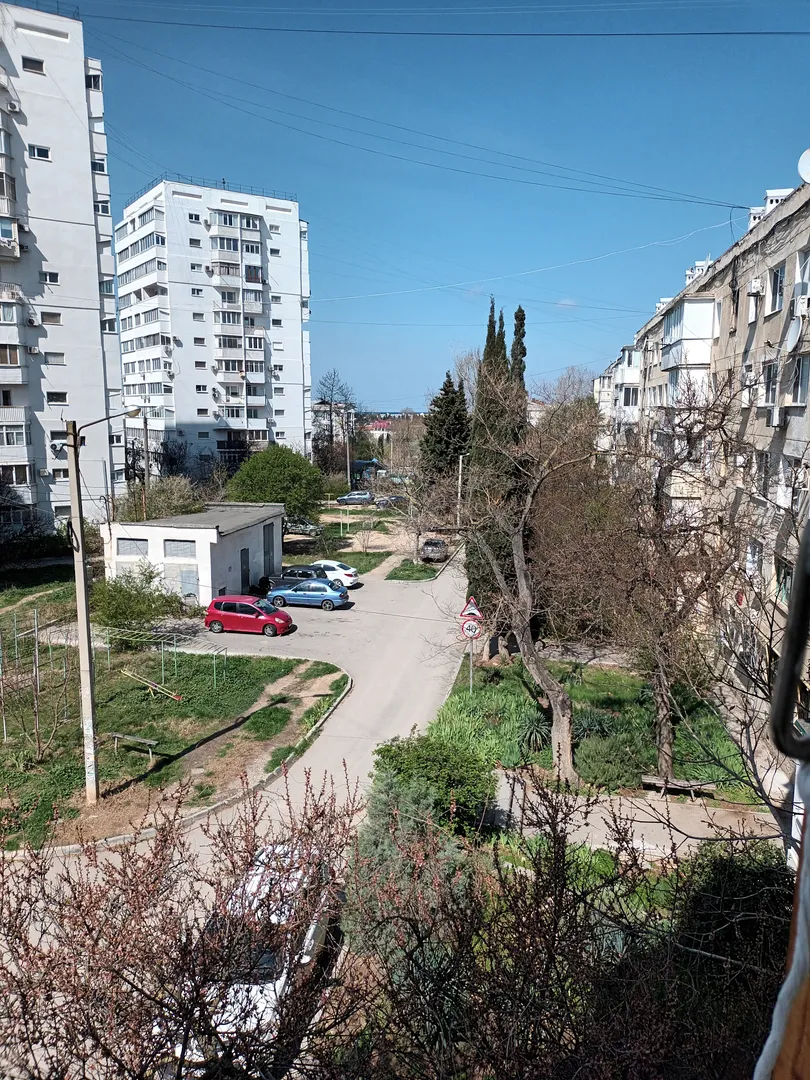 Вид вдоль фасада дома