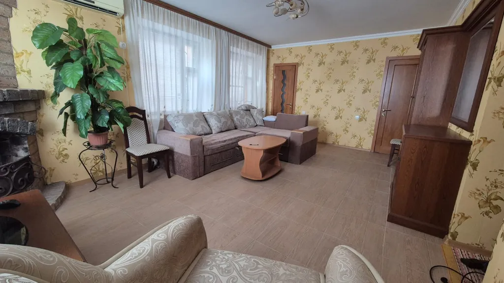 Коттедж 1-й этаж трехэтажного дома - первая линия — аренда посуточно в Мирный