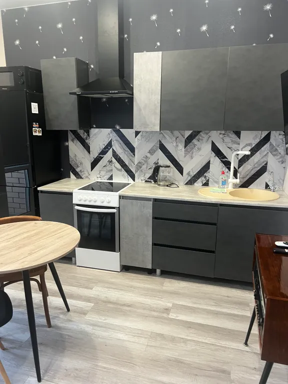 Студия возле аллеи с проигрывателем пластинок