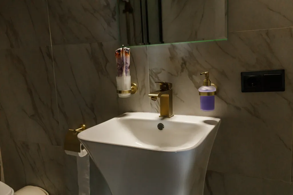 Просторный двухкомнатный коттедж в лесу у пруда