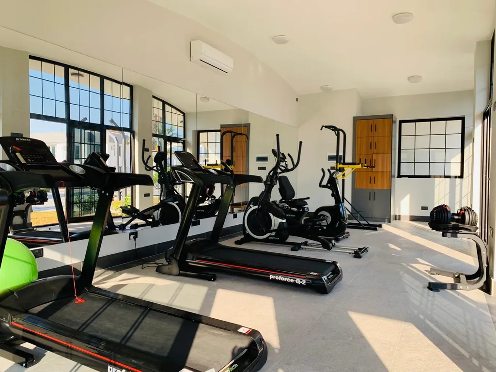 Современный апартамент с балконом и террасой с видом на море и горы